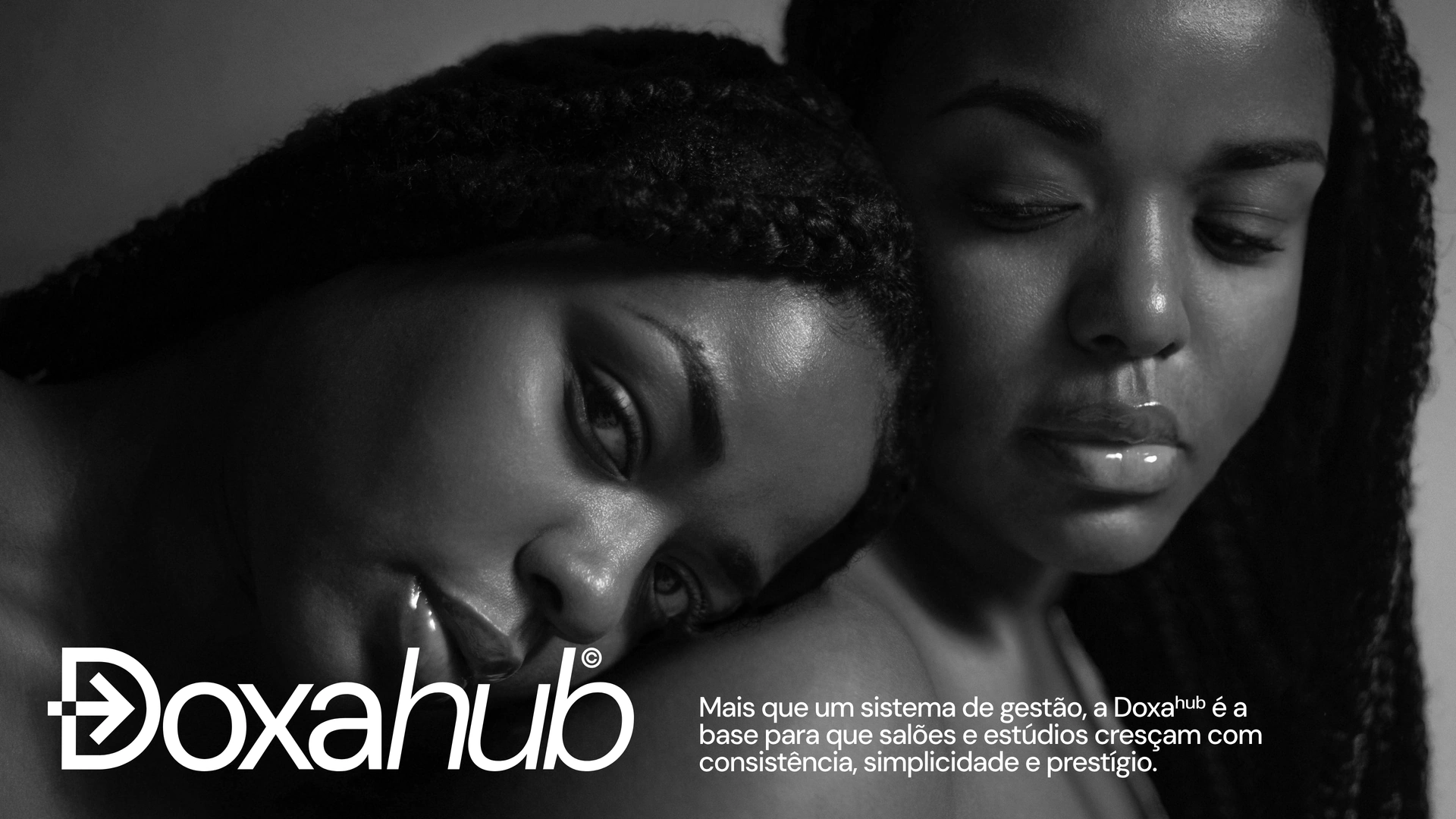 Pieza de posicionamiento de DoxaHub con la marca sobre fotografía