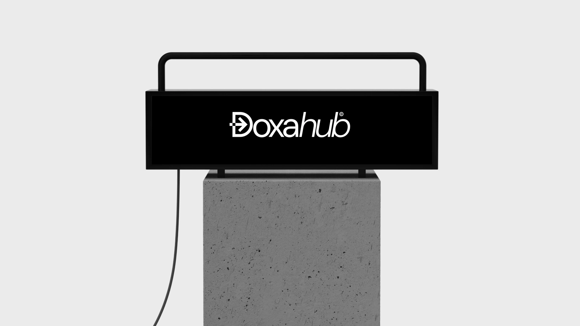 Luminoso con la marca DoxaHub sobre base de concreto
