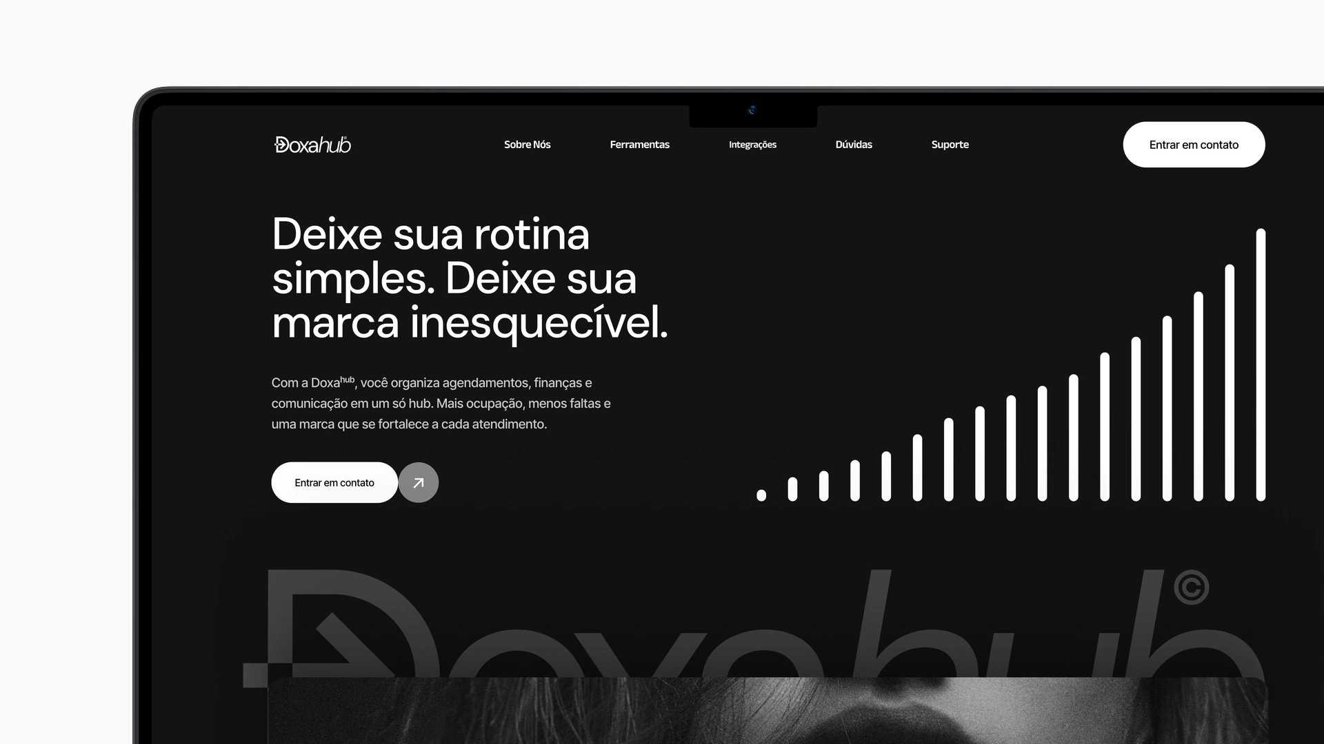 Sitio de DoxaHub abierto en una notebook